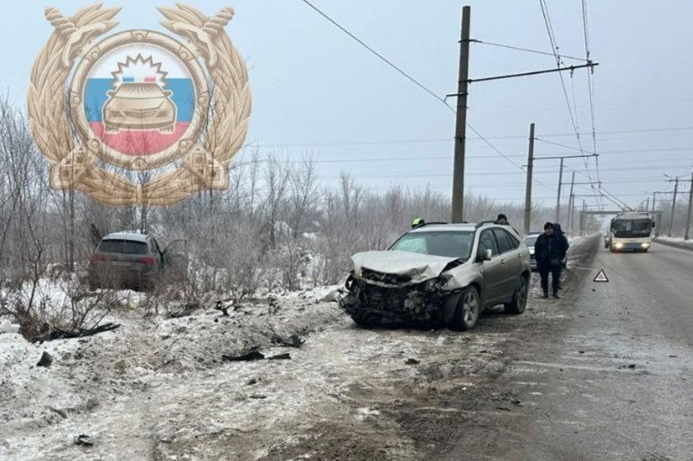 В Балаково столкнулись две элитные иномарки: есть пострадавшая