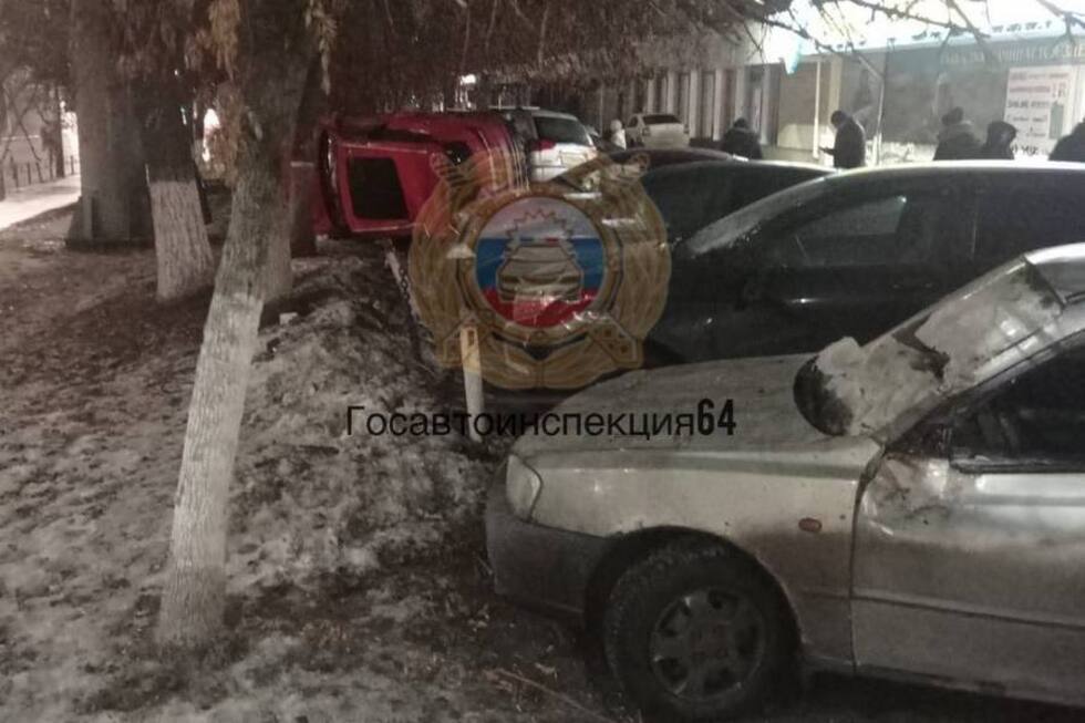 Утром в Заводском районе водитель иномарки протаранил 7 припаркованных авто и оказался в больнице