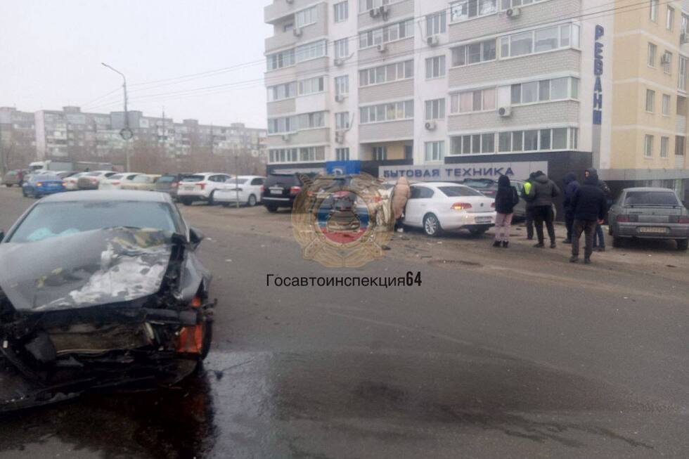 Массовое ДТП в Саратове: в Госавтоинспекции рассказали, кто пострадал в столкновении пяти авто