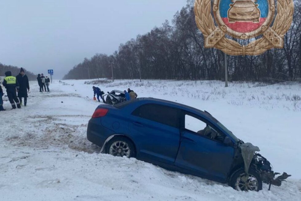 На федеральной трассе столкнулись две иномарки: одна пассажирка погибла на месте