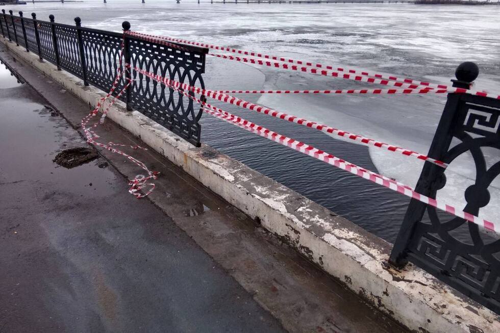 В новогодние праздники на набережной сломали ограждение: чиновники обратились в полицию