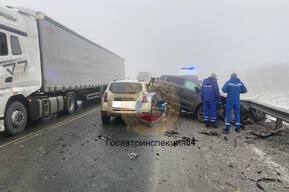 На федеральной трассе в черте Саратова столкнулись грузовик и две легковушки: водитель одного из автомобилей погиб