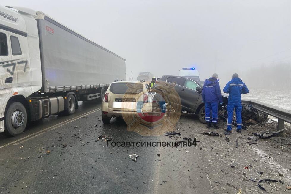 На федеральной трассе в черте Саратова столкнулись грузовик и две легковушки: водитель одного из автомобилей погиб