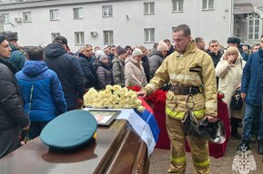 В Саратовской области похоронили пожарных, погибших при тушении пожара на энгельсской нефтебазе