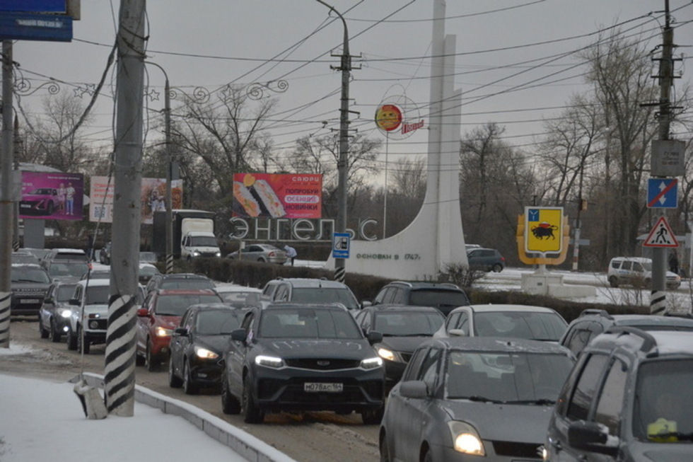 На мосту Саратов-Энгельс устраняют последствия атаки беспилотников