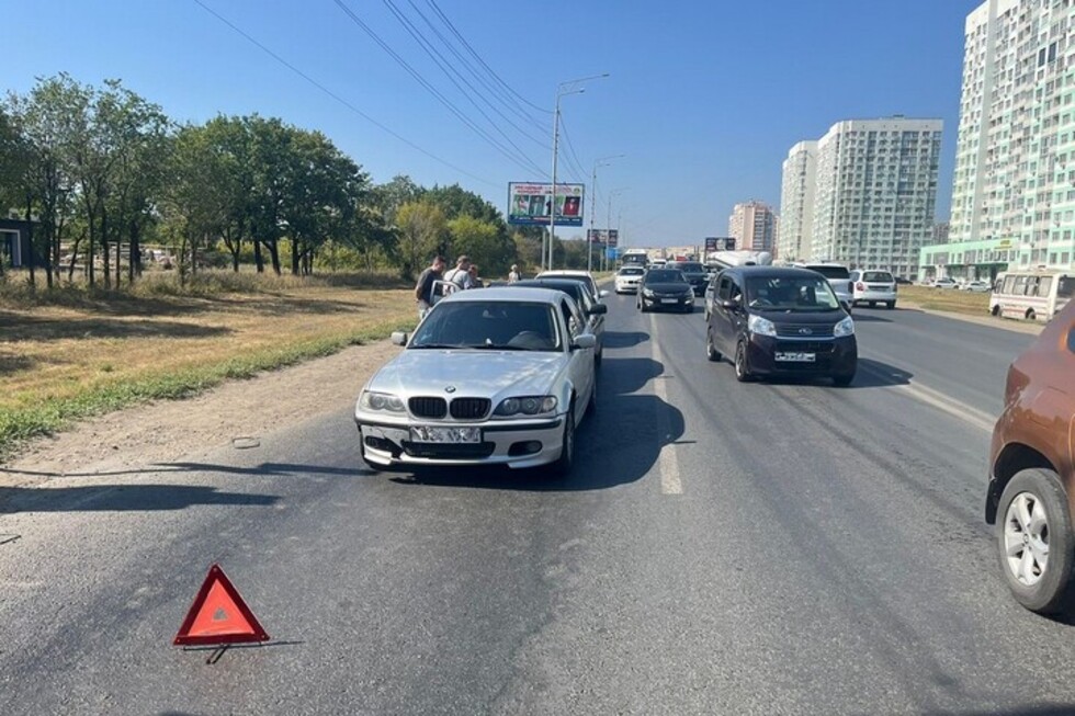 Полицейские разыскивают очевидцев тройной аварии с BMW, в которой серьёзно пострадал мужчина