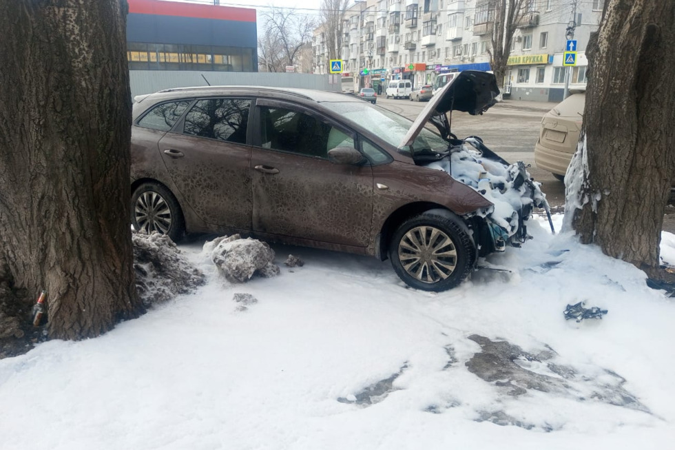 Иномарка врезалась в дерево и задела стоящую рядом женщину: водитель и пешеход в больнице