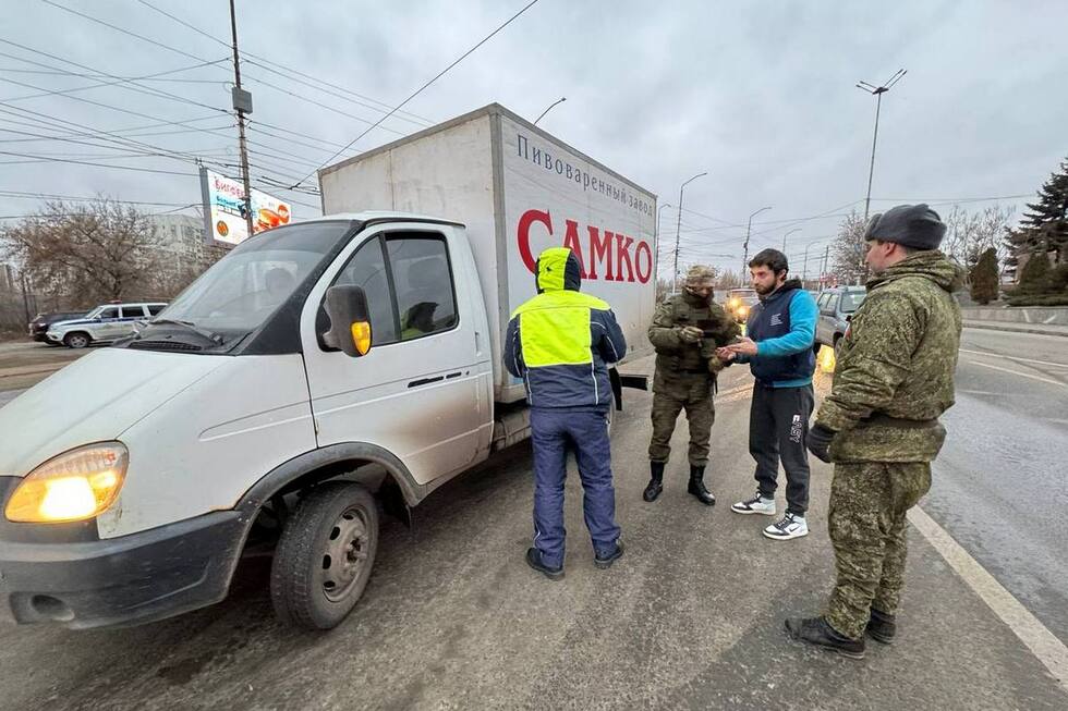 В Саратове за утро более 40 получивших гражданство мигрантов доставили в военкоматы