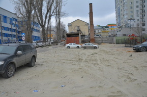 Хаотичная парковка на песчаном пустыре: во что превратился участок в центре Саратове, где чиновники «зарубили» идею архитекторов и не смогли сделать сквер