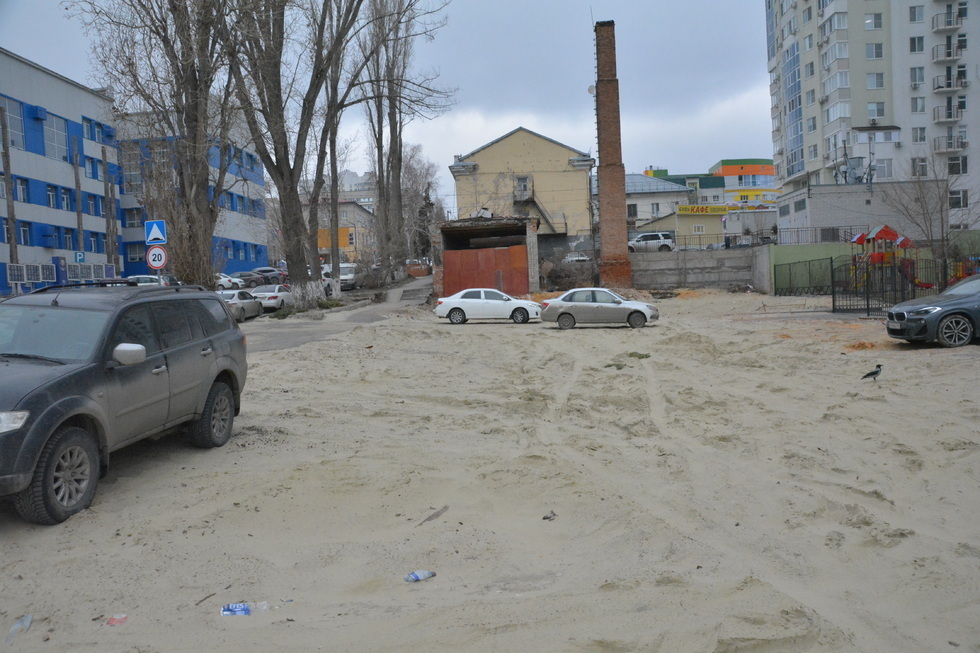 Хаотичная парковка на песчаном пустыре: во что превратился участок в центре Саратове, где чиновники «зарубили» идею архитекторов и не смогли сделать сквер