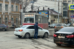 Из-за ДТП на трамвайных путях в центре города встали все трамваи и три троллейбусных маршрута