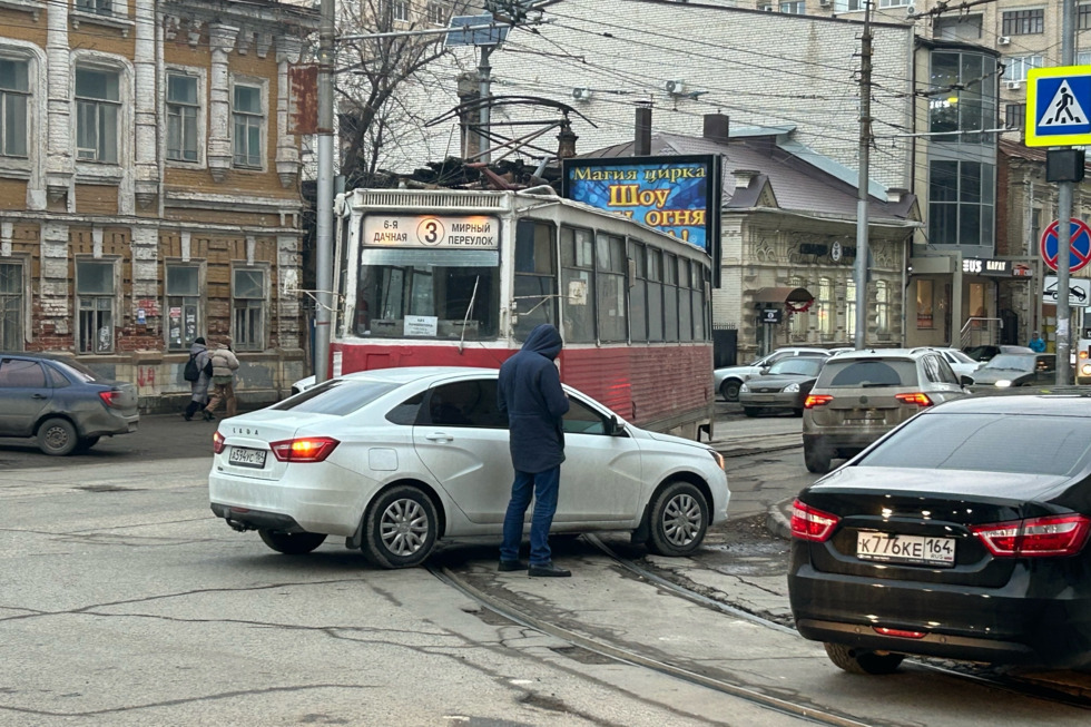 Из-за ДТП на трамвайных путях в центре города встали все трамваи и три троллейбусных маршрута