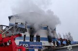 В Саратове загорелось здание с СТО и офисами (видео)