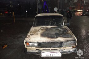 В Энгельсе пожарные тушили горящий автомобиль