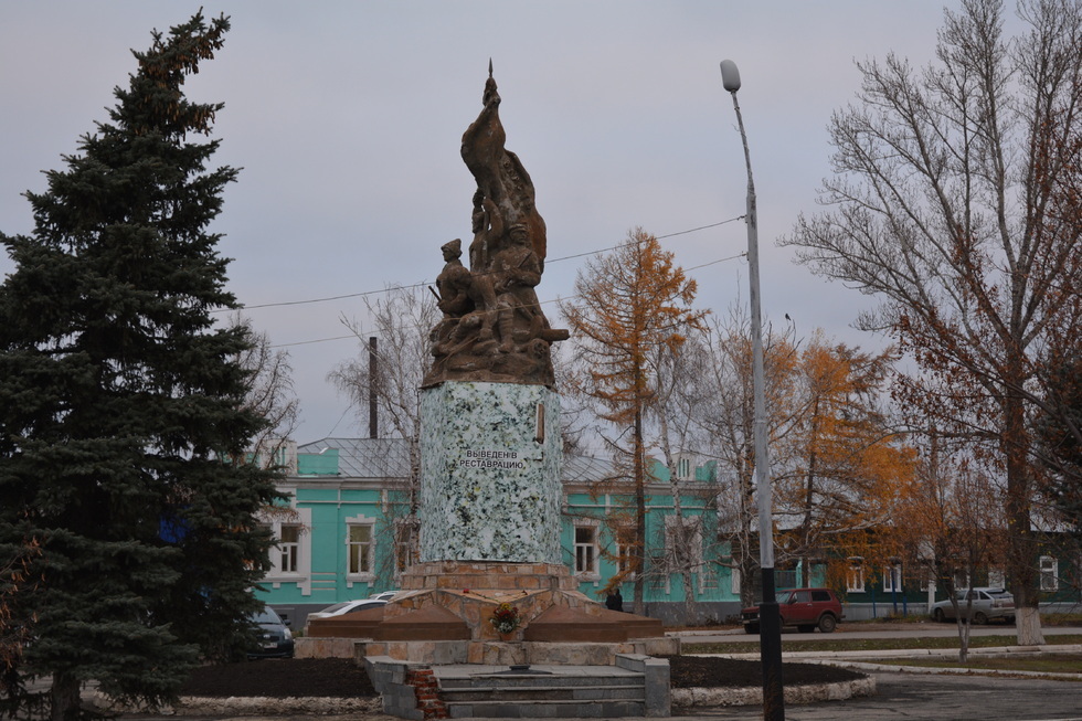 Власти второй год не могут найти подрядчика, который отремонтирует памятник участникам Гражданской войны (повышение цены не помогло)