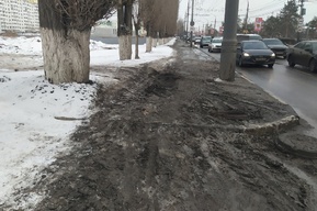 В Энгельсе появился стихийный выезд со стройплощадки поликлиники: тротуар на магистральной улице разрушается