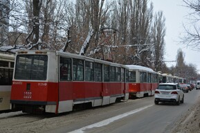 Утро понедельника в городе началось с полной остановки движения трамваев