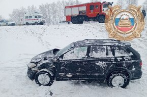 Пожилой водитель опрокинул корейскую иномарку на трассе: трое оказались в больнице