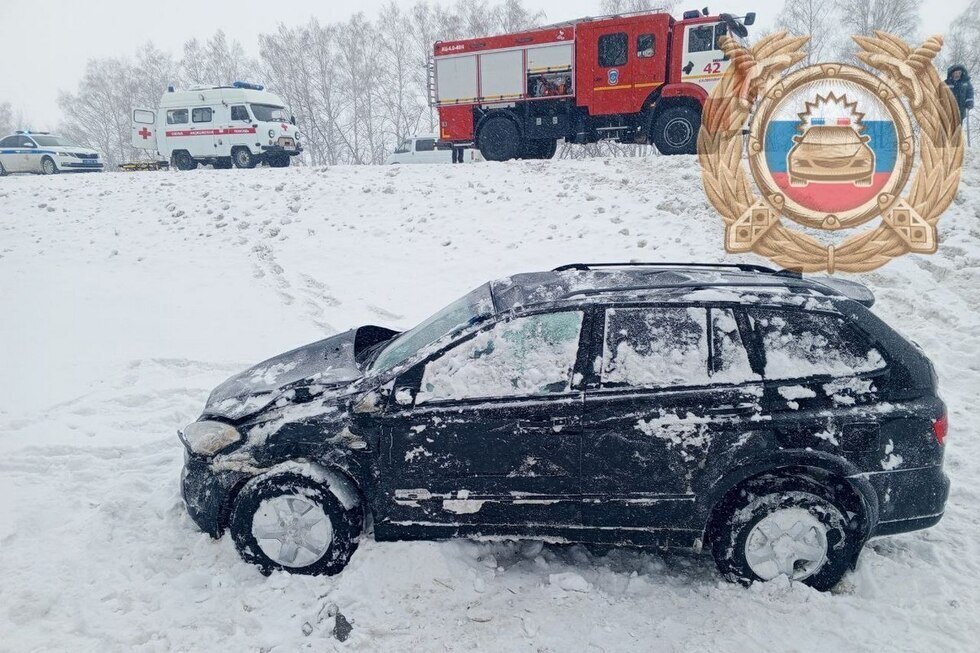 Пожилой водитель опрокинул корейскую иномарку на трассе: трое оказались в больнице