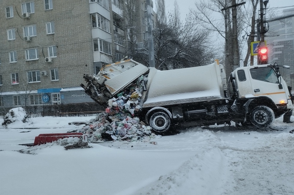 Мусоровоз угодил в яму рядом с путями «скоростного трамвая»: дорогу завалило отходами