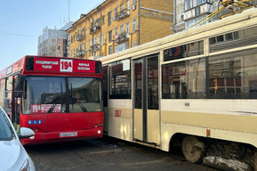 В центре Саратова столкнулись автобус и трамвай: движение парализовано