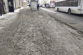 «Песчаная буря»: саратовец пожаловался на заваленные грязью тротуары и спросил, куда делись миллионы на реагенты