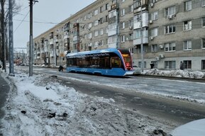 «Пешком быстрее»: горожанин заснял на ВИДЕО «скоростные» качества нового трамвая на улице Слонова