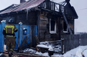 На веранде сгоревшего дома огнеборцы нашли тело женщины