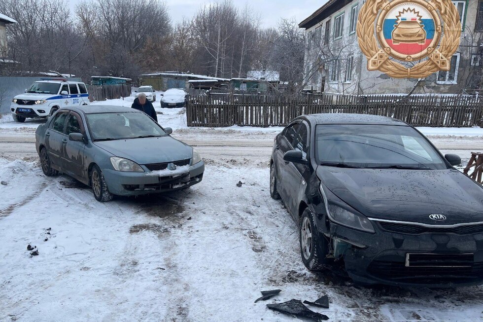 Иномарка сбила пешехода и врезалась в стоящую машину