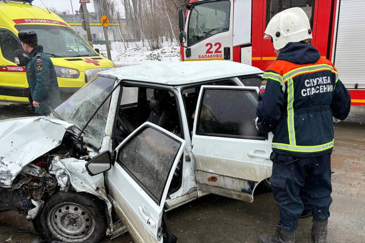 В Балаково столкнулись отечественные легковушки. Одного из водителей пришлось доставать специальным инструментом