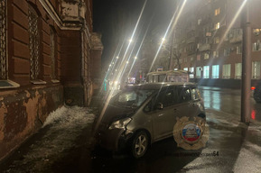 В центре Саратова иномарка въехала в здание: есть пострадавшая 