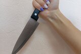 Саратовчанка нарезала салат на 8 марта, а потом ударила зятя в грудь ножом