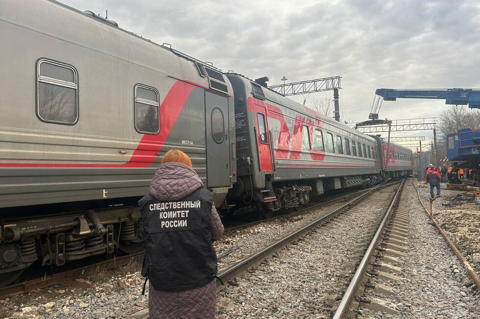 ЧП с пассажирским поездом под Саратовом: два вагона сошли с рельсов