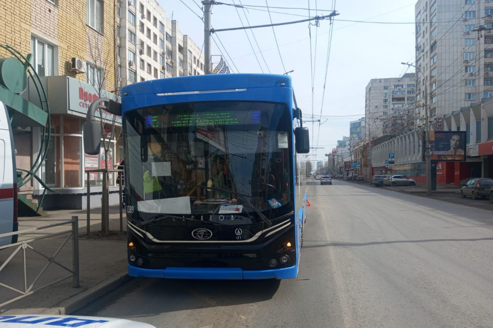 ЧП в саратовском троллейбусе: пожилую женщину увезли в больницу