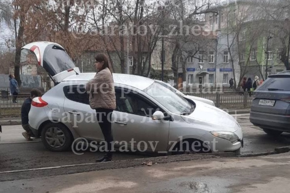 Напротив школы в центре Саратова машина провалилась в яму