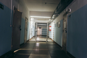 Двое сотрудников УФСИН применили насилие в отношении зека. Одного из них осудили, другой отправился на СВО