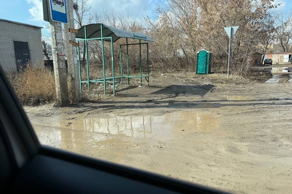 «Не выходя из машины, выбрасывают мусор»: жительница Энгельса пожаловалась на грязную и заброшенную остановку