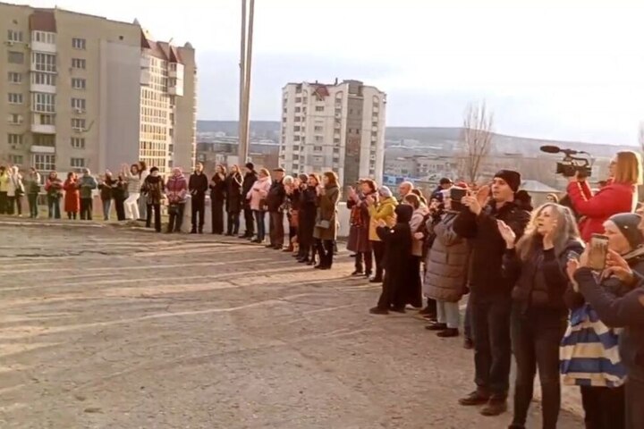 Сотни саратовцев спели «Катюшу» на акции по защите парка в Ленинском районе, на территории которого хотят построить школу