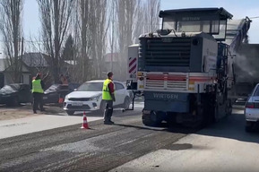 В Энгельсе от подрядчика потребовали исполнить контракт по ремонту магистральной дороги за 18 дней: объясняем, в чем дело