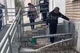 В саратовской школе ученик оторвал кран: двор затопило (видео)