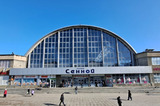 В суде признали соответствующим условиям контракта разработанный для мэрии проект требований к использованию площади возле Сенного рынка (он предусматривает торговую деятельность)