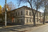 Два дома в центре города на соседних улицах признаны памятниками, один из них — аварийный