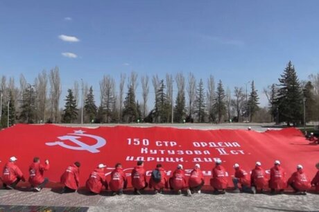 В Саратов привезли копию Знамени Победы, её развернули на Соколовой горе