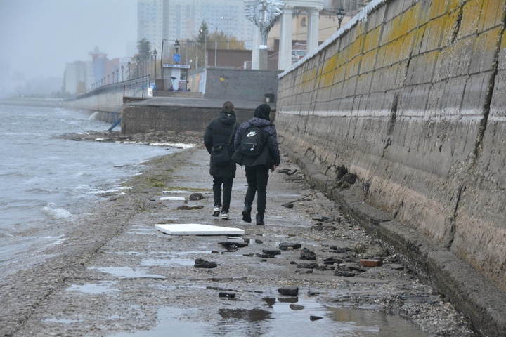 Затонувшие суда, «бонусный» уровень саратовской набережной, новые острова: фоторепортаж максимального за 37 лет обмеления Волги