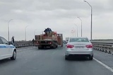 На мосту Саратов-Энгельс из грузовика выпал «вагончик»: образовалась пробка
