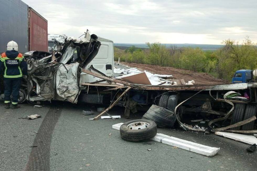 Спасателям пришлось доставать мужчину из грузовика, попавшего в ДТП на федеральной трассе
