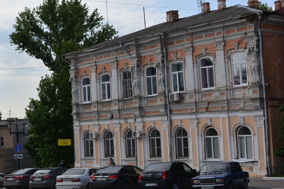 Дом-памятник на площади в центре Саратова признали аварийным