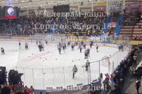 На хоккейном матче произошла массовая драка участников команд