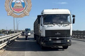 На мосту через Волгу столкнулись грузовик и легковушка