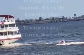 Теплоход врезался в буй возле саратовской набережной (видео)